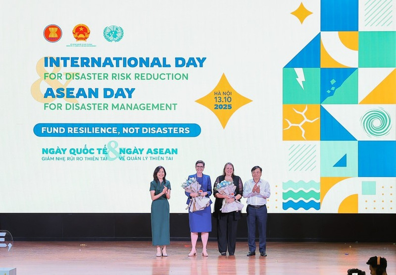 Le vice-ministre de l’Agriculture et de l’Environnement, Nguyen Hoang Hiep, et Pauline Tamesis, coordinatrice résidente des Nations unies au Vietnam, et des délégués lors de la cérémonie. Photo: VNA 