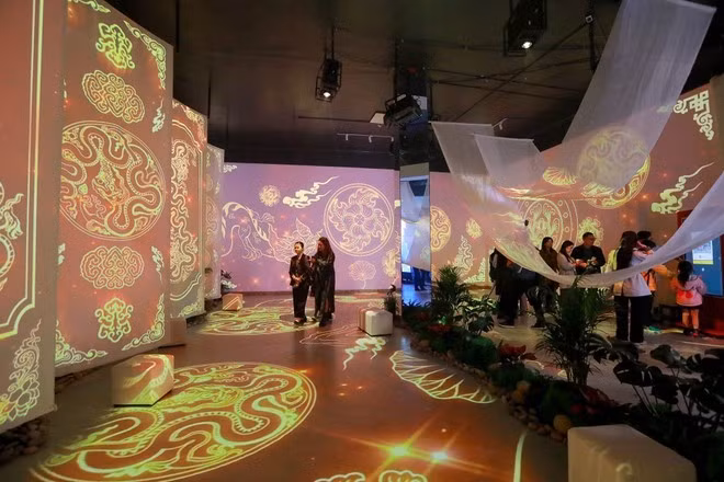 L’exposition s’appuie sur des solutions de projection numérique, d’éclairage, d’interactivité et de technologies multimédias. Photo : VNA.