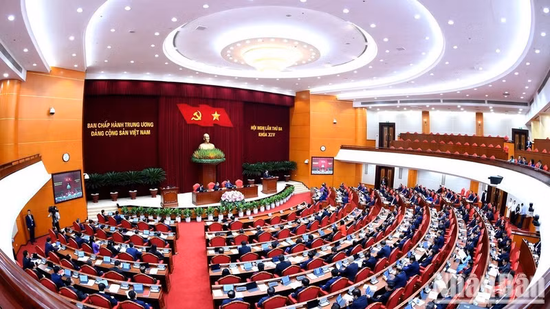 Vue d’ensemble de la deuxième journée de travail du 3e Plénum du Comité central du Parti communiste vietnamien. Photo : NDEL.
