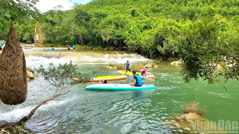 Des rivières sauvages avec l’eau transparente et fraîche à Quang Tri (anciennement Quang Binh) attirent les touristes cet été.