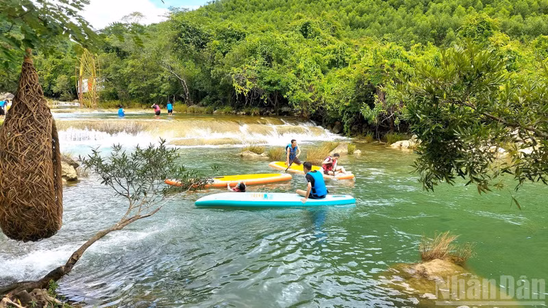 Des rivières sauvages avec l’eau transparente et fraîche à Quang Tri (anciennement Quang Binh) attirent les touristes cet été.