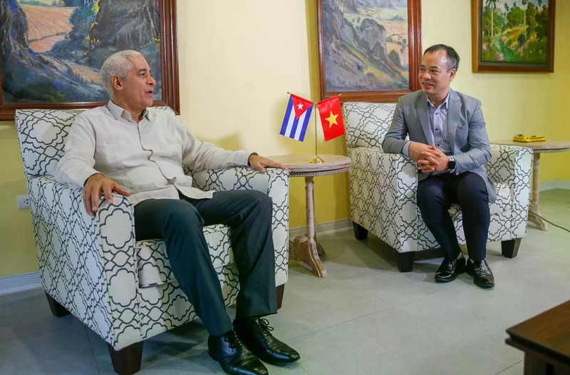 Le premier vice-ministre cubain des affaires étrangères, Gerardo Peñalver Portal, accorde une interview au journal The World & Vietnam Report. Photo : baoquocte