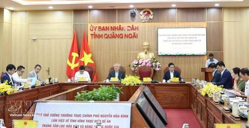 Lors de la séance de travail entre le vice-Premier ministre permanent Nguyen Hoa Binh et les autorités de la province centrale de Quang Ngai. Photo : VNA 