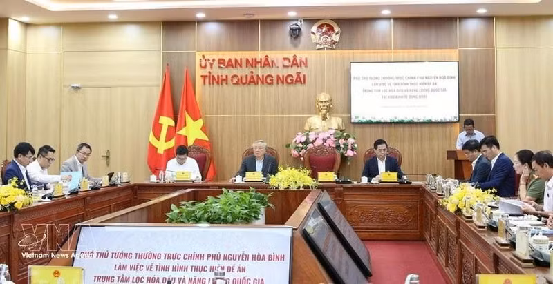 Lors de la séance de travail entre le vice-Premier ministre permanent Nguyen Hoa Binh et les autorités de la province centrale de Quang Ngai. Photo : VNA 