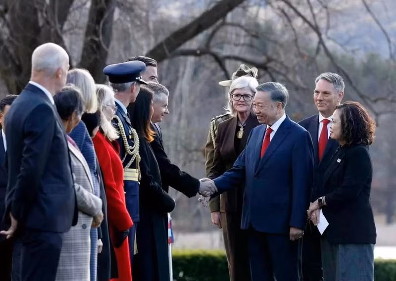 Dans la matinée du 11 août, à la résidence officielle de la gouverneure générale à Canberra, Sam Mostyn, gouverneure générale d’Australie, a présidé la cérémonie d’accueil du secrétaire général du Parti et président de la République To Lam et de la délégation vietnamienne de haut niveau, en visite d’État en Australie du 9 au 12 août. (Photo : Chu Van)
