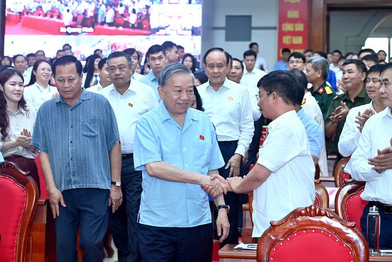 Le secrétaire général du Parti To Lam rencontre des électeurs de Hanoï. Photo : NDEL 