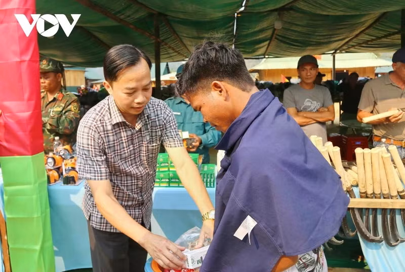Quang Van Ngoc remet des cadeaux aux habitants laotiens lors du programme du Nouvel An Bunpimay.
