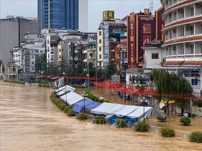 Selon les prévisions, entre la soirée du 30 septembre et la matinée du 1er octobre, de fortes pluies de 50 à 100 mm, localement plus de 170 mm, sont attendues à Lai Chau, Lao Cai et au nord de Tuyên Quang. Photo : VNA
