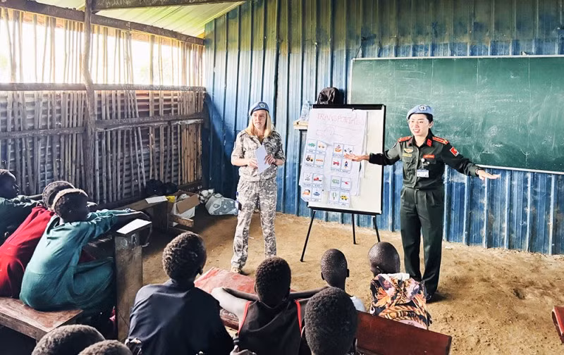 La capitaine Tran Thi Thu Trang est l’enseignante principale de la classe spéciale installée dans le camp de réfugiés de Bor, au Soudan du Sud. Photo : CAND.