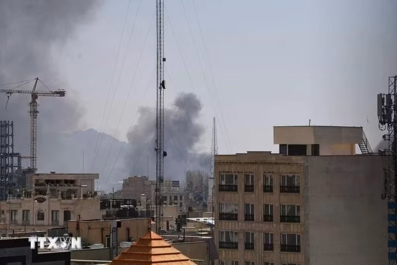 De la fumée s'élève après les frappes aériennes américaines et israéliennes sur Téhéran, en Iran, le 1er mars 2026. Photo : Xinhua/VNA 