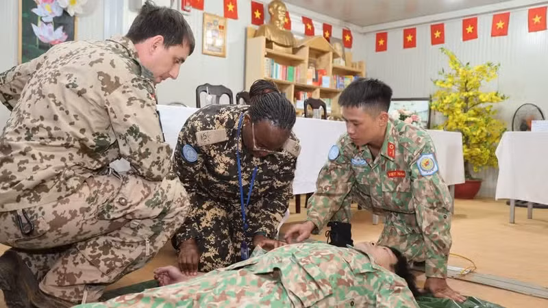 Le cours accorde une large place aux exercices pratiques, aux simulations et à la gestion de situations réelles, permettant aux stagiaires d’améliorer leur coordination, leur réactivité et leur capacité à appliquer leurs connaissances dans l’environnement spécifique de la Mission des Nations unies au Soudan du Sud. Photo : Tien Phuc.