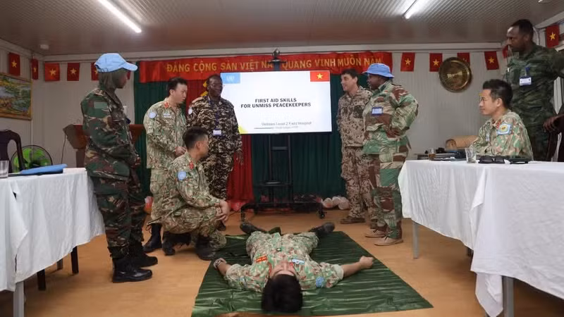 Au cours de la formation, les instructeurs ont présenté le rôle des premiers secours dans le contexte des opérations de maintien de la paix, en insistant sur l’importance de l’« heure d’or » pour sauver des vies. Photo : Tien Phuc.