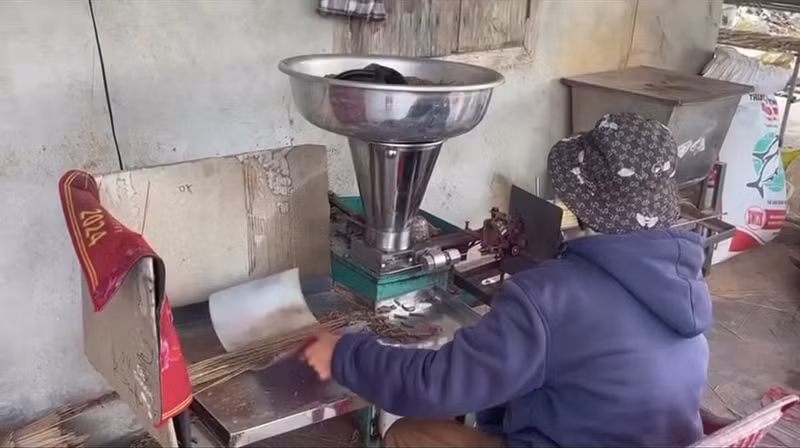 Fabrication d’encens en cônes dans le village artisanal de Phu Hoi 1.