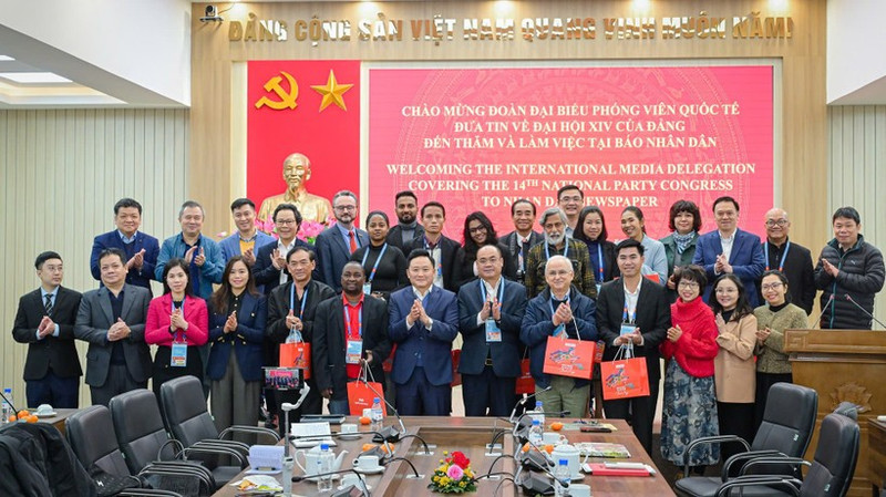 Les dirigeants et le personnel du journal Nhân Dân accueillent la délégation internationale de journalistes venus couvrir le XIVe Congrès du Parti.