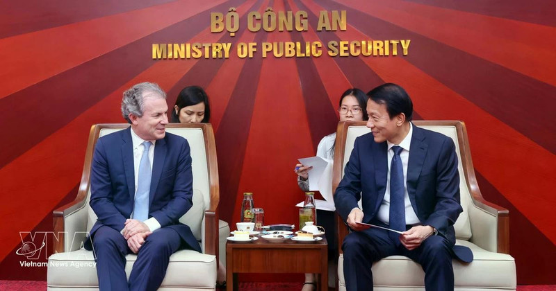 Le général Luong Tam Quang, membre du Bureau politique, ministre de la Sécurité publique (droite) et Daniel Rosen, directeur exécutif du groupe Rosen Partners (États-Unis). Photo : VNA. 