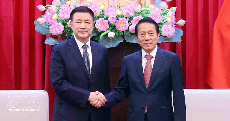 Le général Luong Tam Quang (droite), ministre vietnamien de la Sécurité publique, et le ministre chinois de la Sécurité publique, Wang Xiaohong. Photo : VNA. 