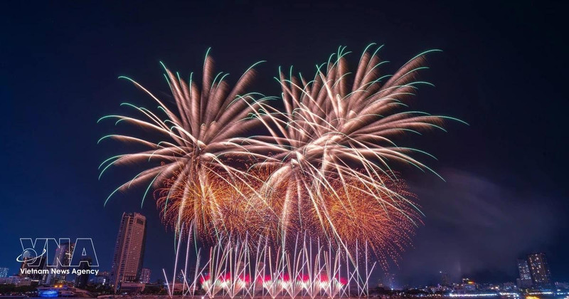 Lors du DIFF 2025, les équipes du Portugal et du Royaume-Uni ont offert des spectacles pyrotechniques éblouissants, alliant avec finesse les techniques modernes de feux d’artifice et les riches influences de la culture européenne. Photo : VNA. 