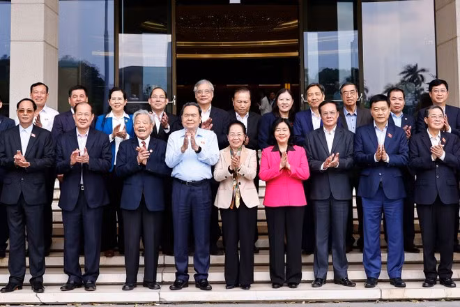 résident de l’Assemblée nationale, Tran Thanh Man, la présidente du Comité central du Front de la Patrie du Vietnam, Bui Thi Minh Hoai et des délégués. Photo : VNA.