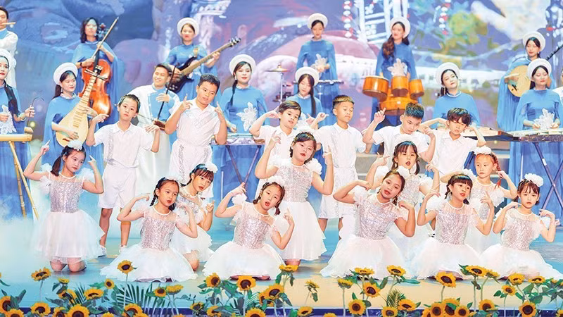 Des élèves du réseau TH School se produisent lors du programme artistique intitulé « De la compréhension à la transformation.