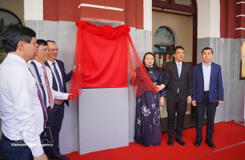 Le Comité populaire de la ville de Hue et la Société nationale des chemins de fer du Vietnam ont dévoilé le 26 mars la nouvelle interface du train «Voyage de connexion des patrimoines du Centre». Photo : VNA. 