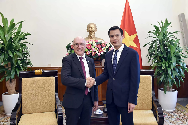 Le vice-ministre vietnamien des affaires étrangères, Dang Hoang Giang, reçoit Robert Floyd, secrétaire exécutif de l’Organisation du traité d’interdiction complète des essais nucléaires (CTBTO). Photo : Quang Hoa 
