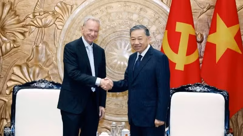Le secrétaire général du Parti et président To Lam, a reçu le 5 juin à Hanoï, Eric Schmidt, ancien président de Google. Photo : VNA. 