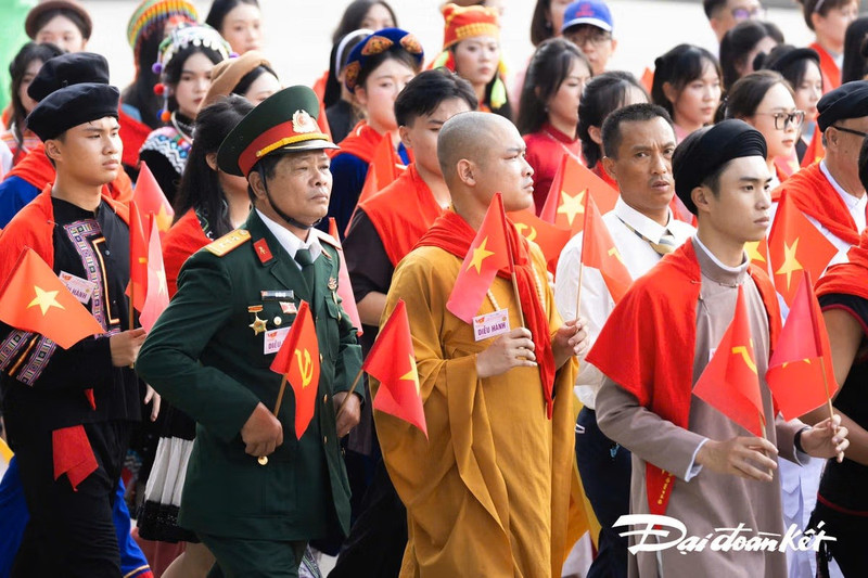 Le bloc du Front de la Patrie participe au défilé célébrant le 80ᵉ anniversaire de la Révolution d’Août et de la Fête nationale de la République socialiste du Vietnam. Photo : DDK