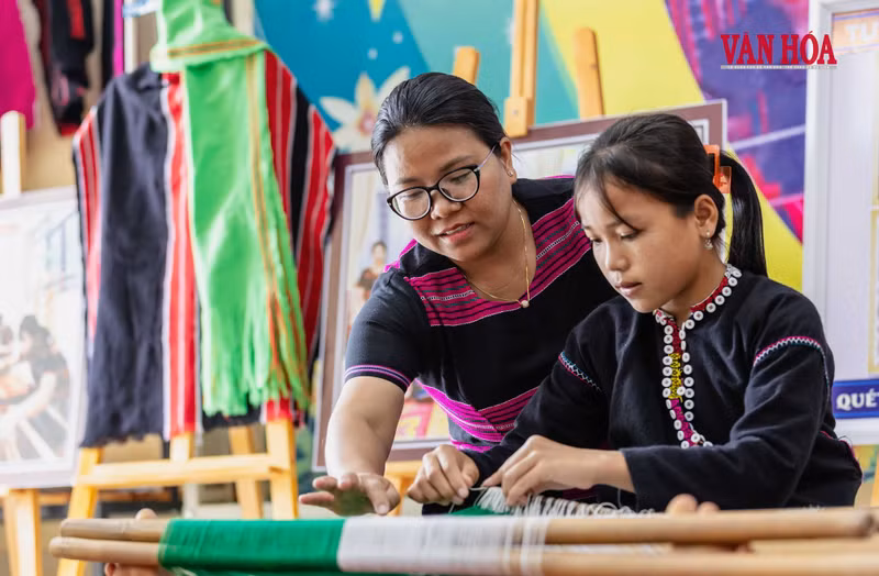 Sous la supervision de leurs enseignants, les élèves se familiarisent progressivement avec les métiers à tisser, les techniques de montage des fils et la réalisation des motifs traditionnels.