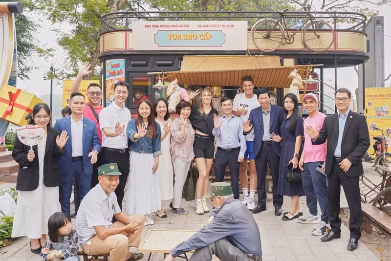 Des visiteurs participent au Festival des cadeaux touristiques de Hanoï 2025. Photo : Hanoimoi. 