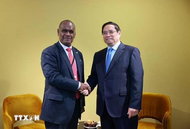 Le Premier ministre Pham Minh Chinh (à droite) et son homologue des Îles Salomon, Jeremiah Manele. Photo : VNA. 