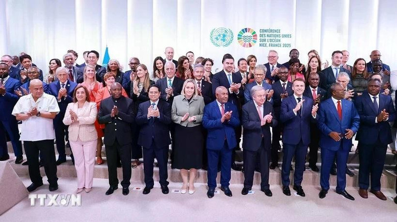 Le président français Emmanuel Macron, le Premier ministre Pham Minh Chinh, les dirigeants des pays participants et le secrétaire général des Nations Unies, António Guterres. Photo : VNA. 