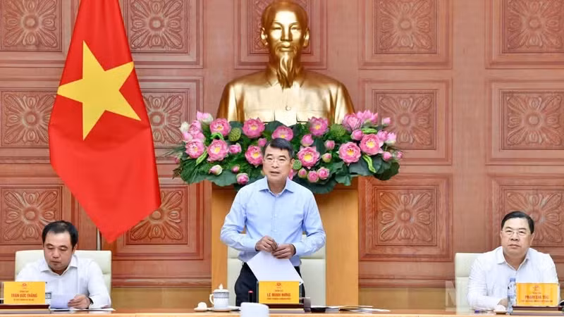 Le Premier ministre Lê Minh Hung s'exprime lors de la réunion avec le Comité populaire de la ville de Hanoi et des représentants des ministères et des agences sur le logement locatif à Hanoi. Photo: NDEL 