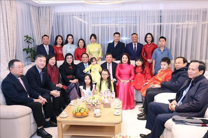 Le Premier ministre Pham Minh Chinh en visite chez M. Hoang Dinh Thang en République tchèque en janvier 2025. Photo : VNA