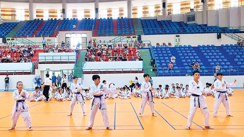 Des jeunes taekwondoïstes de Can Th au concours de passage de grade du deuxième trimestre 2025. 