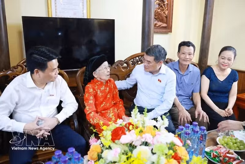 Le Minh Hung rend visite et remet des présents à la Mère vietnamienne héroïque Pham Thi Han. Photo : VNA. 