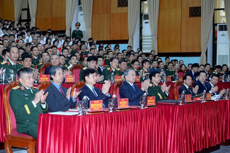 Dans la matinée du 17 mars, le secrétaire général du Parti communiste du Vietnam (PCV), To Lam, également secrétaire de la Commission militaire centrale, a effectué une visite de travail à l'Académie technique militaire, relevant du ministère de la Défense. Photo : NDEL