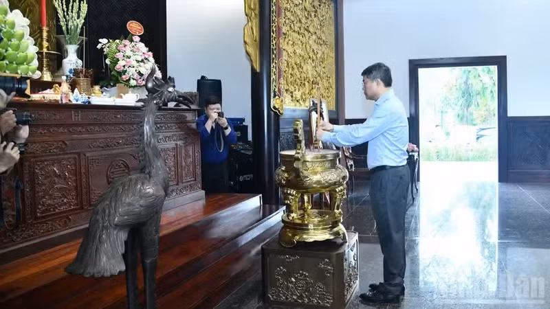 Le Premier ministre Le Minh Hung offre de l’encens au temple dédié à Nguyen Sinh Sac. (Photo : Thanh Giang)