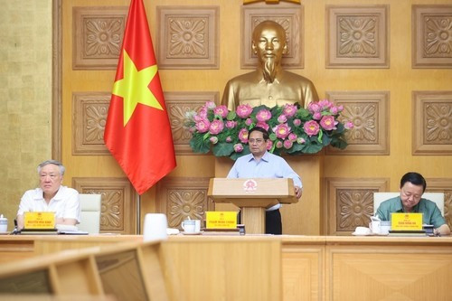 Le Premier ministre Pham Minh Chinh (au centre) demande de se concentrer sur le traitement de nombreuses questions liées au processus d’organisation. Photo : VGP. 