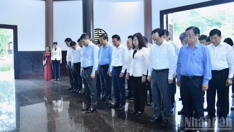 La délégation a également formulé le vœu de poursuivre ses efforts au service d’un Vietnam prospère et d’une population plus heureuse. (Photo : Thanh Giang)