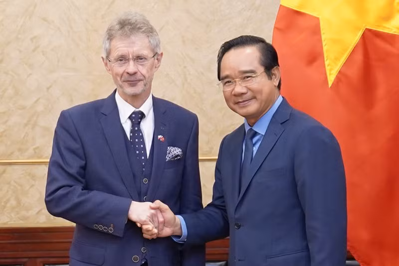 Le président du Comité populaire de Ho Chi Minh-Ville, Nguyen Van Duoc (à droite), et le président du Sénat du Parlement de la République tchèque, Milos Vystrcil. Photo : VNA. 