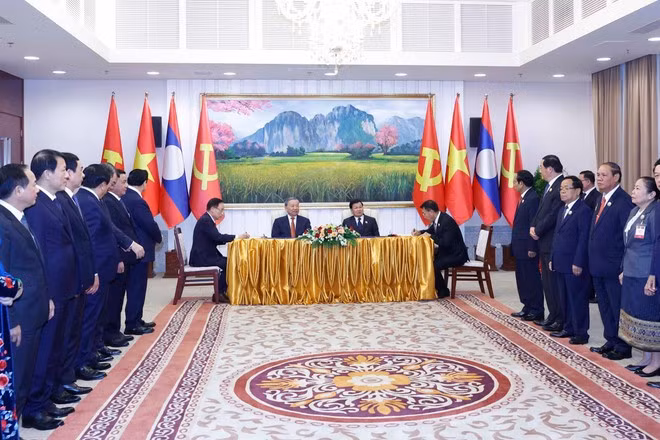Le secrétaire général To Lam et le secrétaire général et président lao Thongloun Sisoulith à la cérémonie de signature du protocole d'accord entre les deux BP pour 2026. Photo: VNA