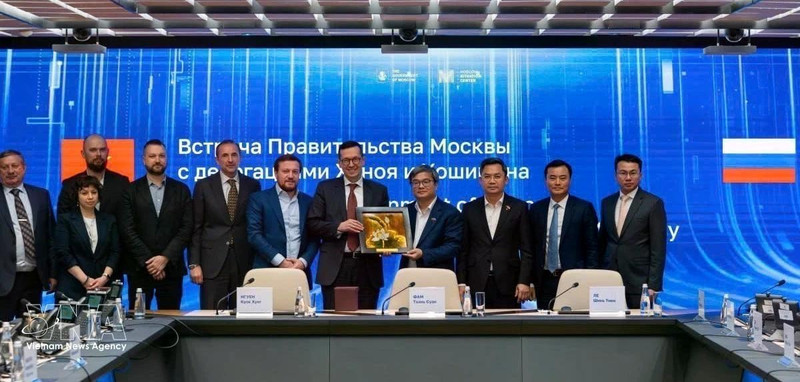 Photo de groupe des délégués des deux pays. Photo : VNA. 