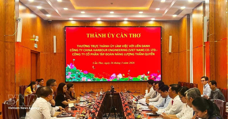 Séance de travail entre les autorités de Can Tho et les représentants du consortium formé par la société China Harbour Engineering (Vietnam) et la société par actions Shenzhen Energy Group. Photo: VNA 