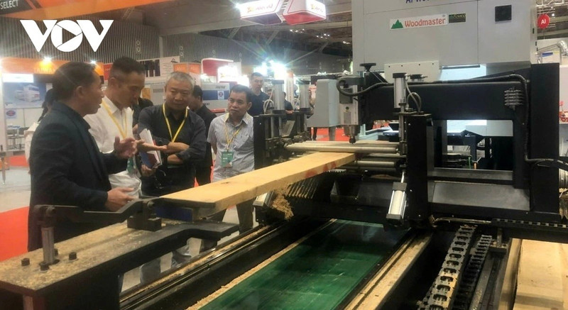 Afin de mieux cerner les préférences des consommateurs sur les marchés d’exportation, les entreprises participent à de nombreux séminaires et salons internationaux. Photo : QH