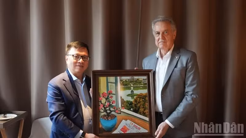 Le Quoc Minh et Evgeny Grigoriev, président du Comité des relations extérieures de Saint-Pétersbourg. (Photo : Thanh The)