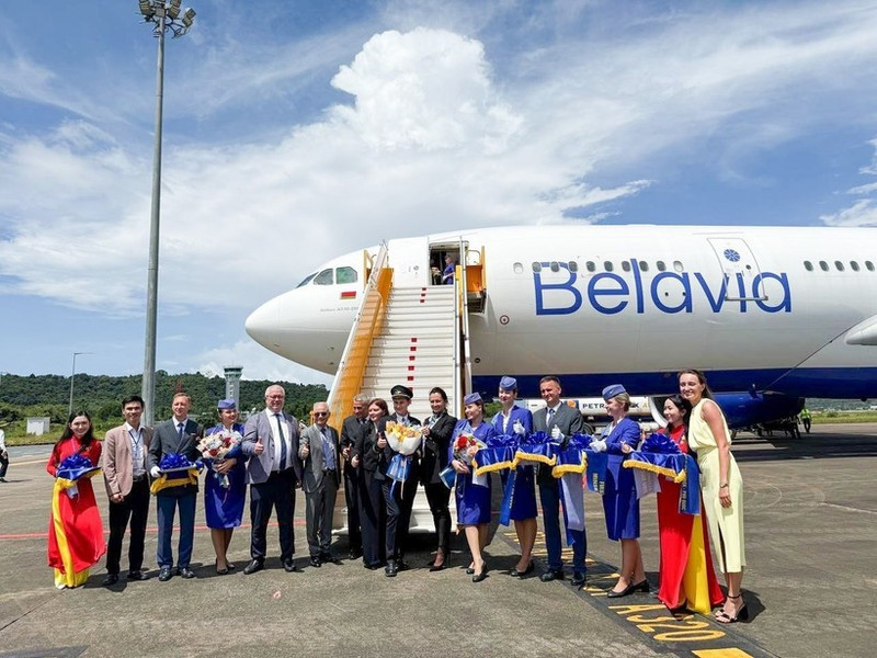 La compagnie aérienne nationale de Biélorussie, Belavia Belarusian Airlines, a officiellement inauguré, le 11 octobre, son premier vol direct reliant Minsk à l’île de Phu Quoc (Vietnam). Photo : VNA 