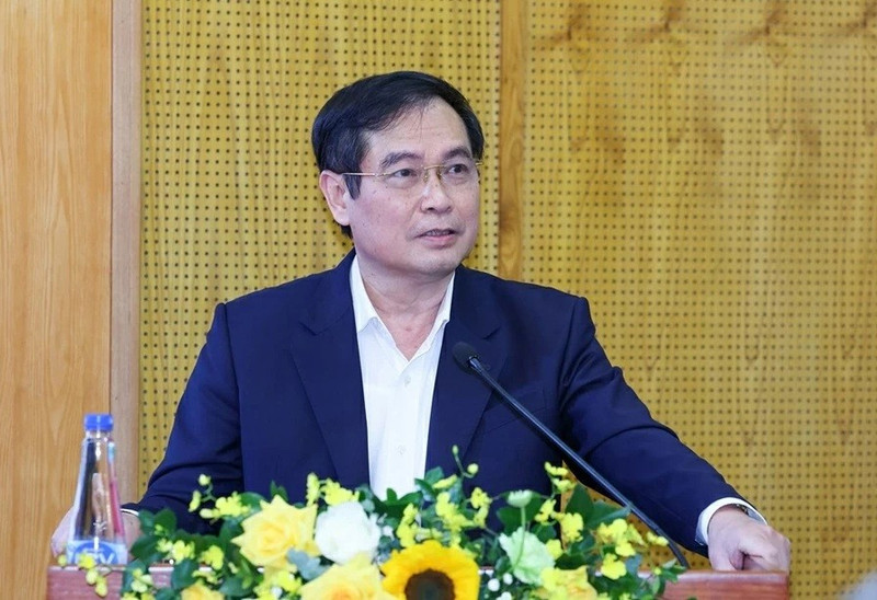 Phan Xuan Thuy, chef adjoint de la Commission centrale du Parti de la propagande, de l’éducation et de la mobilisation des masses et vice‑directeur permanent du Centre de presse du XIVᵉ Congrès, prend la parole lors de la conférence. Photo : baoquocte.