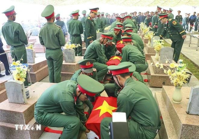 Cérémonie commémorative et d’inhumation des restes des soldats volontaires vietnamiens tombés. Photo : VNA. 