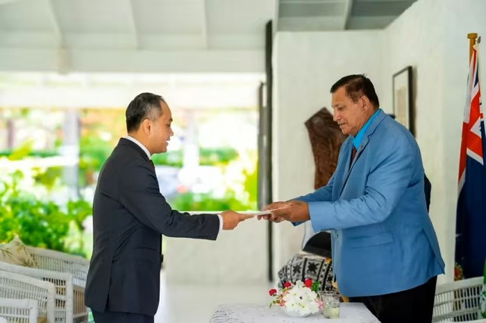 L’ambassadeur du Vietnam en Nouvelle-Zélande et aux Îles Cook, Phan Minh Giang (à gauche), présente ses lettres de créance à Sir Tom Marsters, représentant du roi Charles III aux Îles Cook. Photo : VNA. 