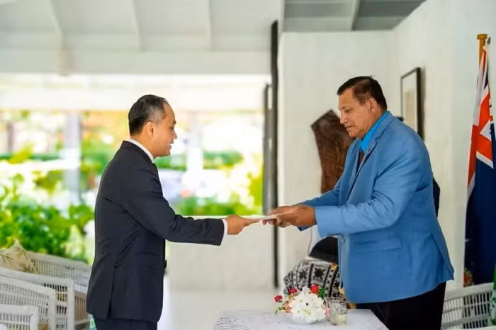 L’ambassadeur du Vietnam en Nouvelle-Zélande et aux Îles Cook, Phan Minh Giang (à gauche), présente ses lettres de créance à Sir Tom Marsters, représentant du roi Charles III aux Îles Cook. Photo : VNA. 